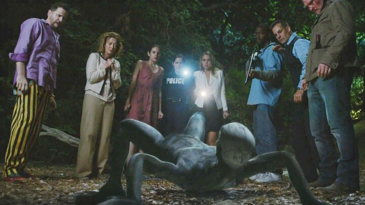 Sekelompok orang terjebak di lift karena mati lampu. Setelah susah payah keluar, mereka baru sadar d