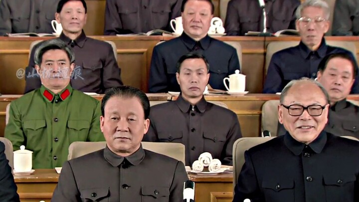 Matahari terbit, bunga di sungai merah menyala bagaikan api; musim semi tiba, air sungai hijau seben