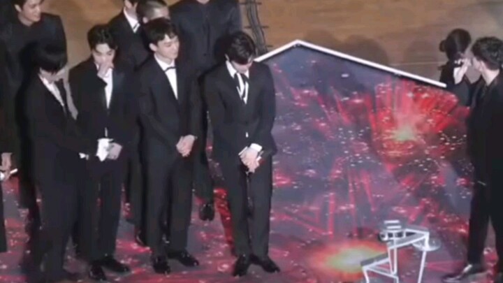 Kim Junmyeon, phía sau anh chẳng còn ai cả.