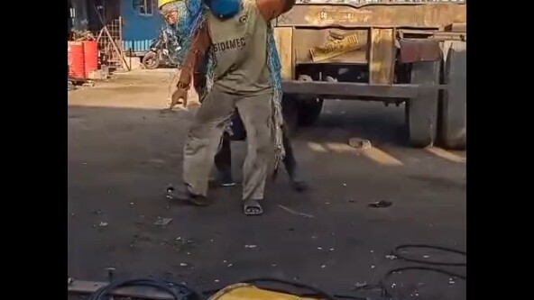 عمال إندونيسيون يعزفون موسيقى غاميلان ارتجالية