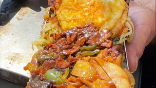 A street-side boxed meal in Northeast China costs just 12 yuan, and they even throw in a bottle of w