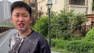 Trên đường đi chơi diễn màn biến người sống thành người chết, bạn cùng phòng đúng là thiên tài lái x