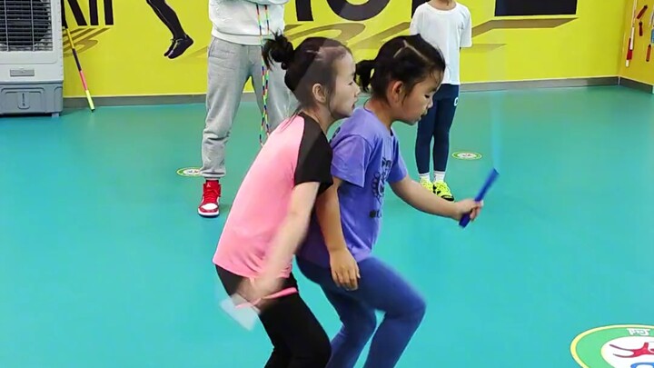 是怎么做到  配合这么默契的  真是厉害的  宝宝