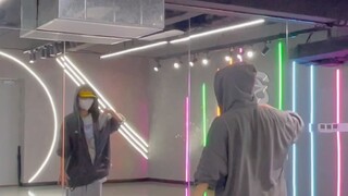 （Swag基本功）编舞里也经常可以用到的一个基础脚步 很帅的一个动作