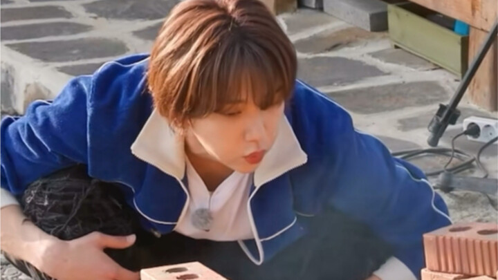 โลกวุ่นวายไปหมด แม่ของฉันก็ยังคงต้มน้ำอย่างสวยงาม