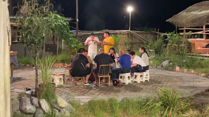 วัยเยาว์ผ่านไปแล้ว แต่พวกเรายังคงนั่งปิ้งไก่ ซี่โครงหมู และขาแกะ กินกันแบบง่ายๆ