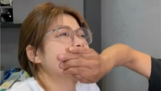 Cách thanh toán của mẹ thật sành điệu quá...