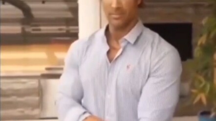 爸爸妈妈:我们出去一下，你不准偷偷玩电脑