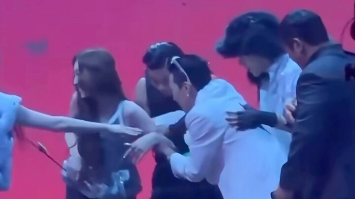 Rongshu terjatuh, G-Dragon menolongnya, Senior!!!