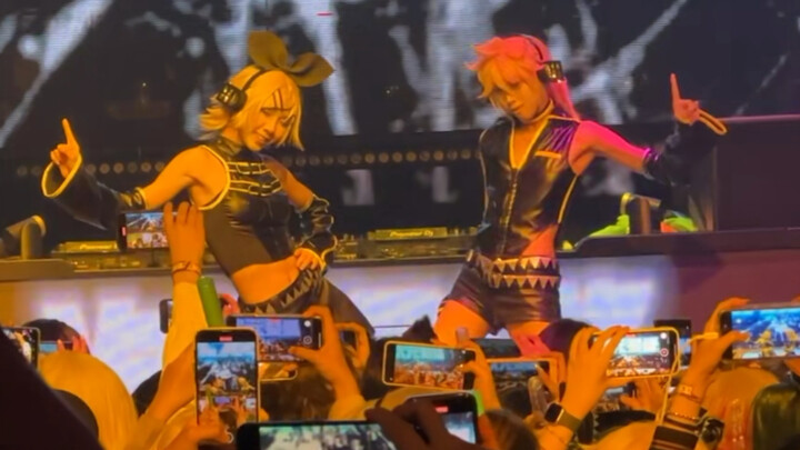 [Koreografer Asli] GimmexGimme secara tidak sengaja memasuki konser Kagamine Twins! ?