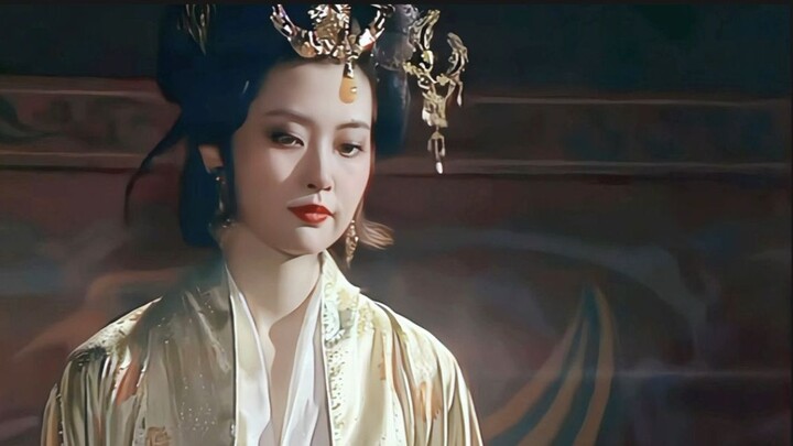 Thì bảo sao lại là thầy giáo đầu đời của Tào Tháo chứ, cái cảnh ông ấy ngồi xuống ấy ai mà chẳng ngẩ