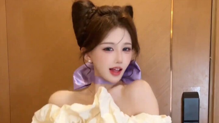 “The Internet’s Top Divine Beauty Files” No. 162: Erin 🌙