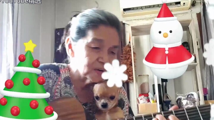 Bà ngoại chơi guitar Malinda cùng chú cún dễ thương gửi lời chúc Giáng Sinh chân thành!