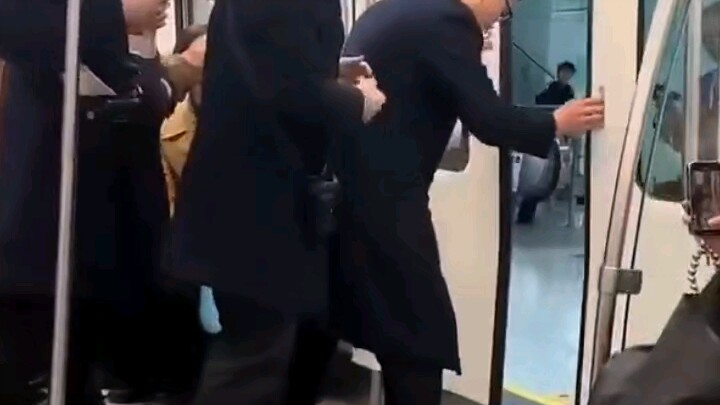 Video tim pemeliharaan metro Tiongkok yang dengan sangat cepat memperbaiki pintu yang mengalami keru