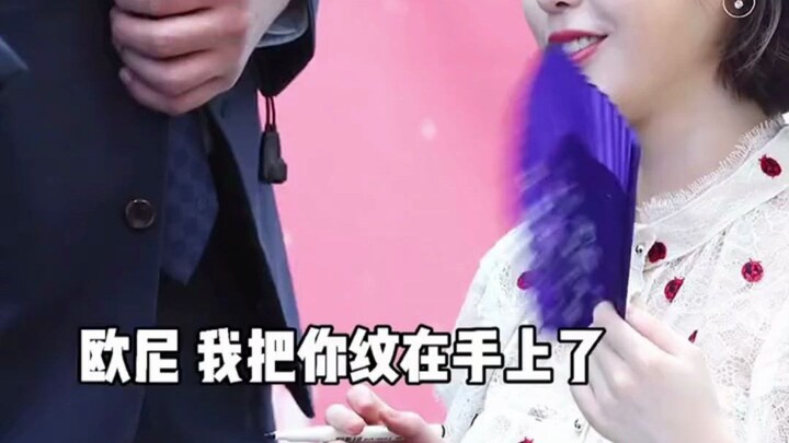 当李知恩看到粉丝的纹身，这不可思议的小眼神，网友：把IU纹到身上是真爱粉