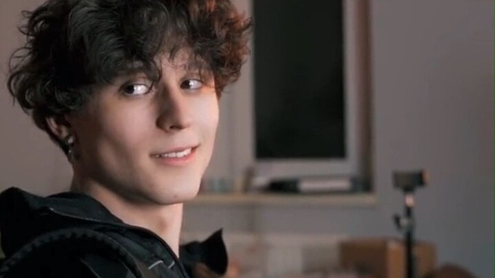 Dari Anak Itik Buruk Rupa Jadi Idola Kampus Rusia, Perjalanan Bangkit Ternyata Demi... Novel Sudah J