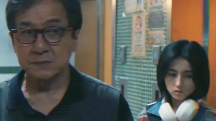 The fugitive noticed that he was being watched by a female police officer, and Jackie Chan dispelled