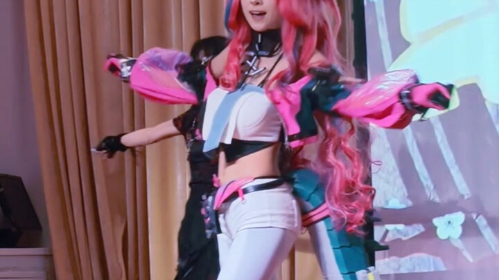 Does the figure have to be a one-to-one replica too? Cosplay Yvonne dances on the school stage~