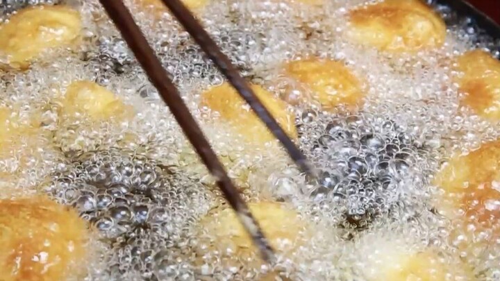 Đổ thẳng một bát bột mì vào nước sôi, đầu bếp bánh điểm kỳ cựu hướng dẫn chi tiết cách chiên bánh đư