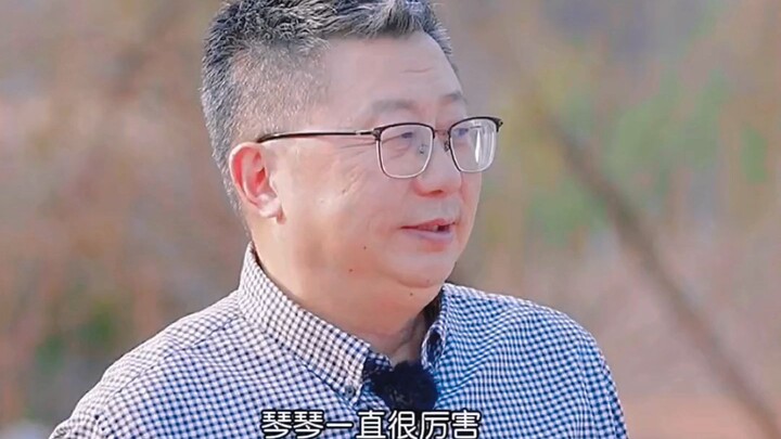 A forensic‑themed variety show has somehow turned into a romance reality show—Old Xu’s overprotectiv