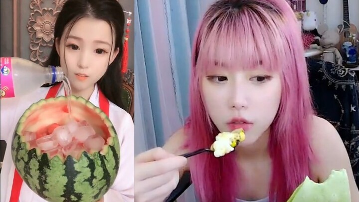 โจวซู่อี๋ดูสาวแซ่บสไตล์ท้องถิ่นกินแตงโมไปด้วย แล้วเจ้าพ่อแห่งความดึงดูดก็ปรากฏตัวมาเริ่มจัดเต็มเลย!