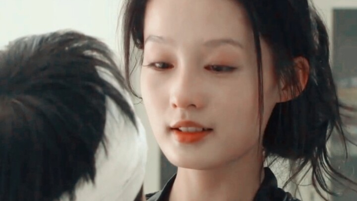 [Li Qin] Đây là cách tôi gọi là một người phụ nữ xinh đẹp tự nhiên, chỉ cần đặt chiếc đũa lên tóc và