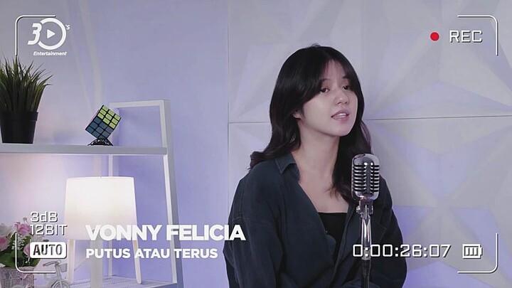 Ga cuma jago main geme doang nyanyi pun suaranya bagus.,vonny Felicia