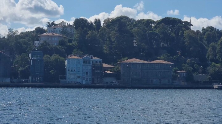 Elegant Bosphorus villas by water. 🌊🏡✨