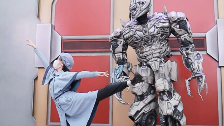 Megatron, the joke teller at Universal Studios, actually learned ballet from me?!