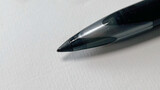 Pernahkah Anda menggunakan pulpen berteknologi hitam Mitsubishi yang legendaris? Itu terlalu halus!
