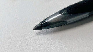 คุณเคยใช้ปากกาเทคโนโลยีสีดำในตำนานของ Mitsubishi หรือไม่? เรียบเกิน!
