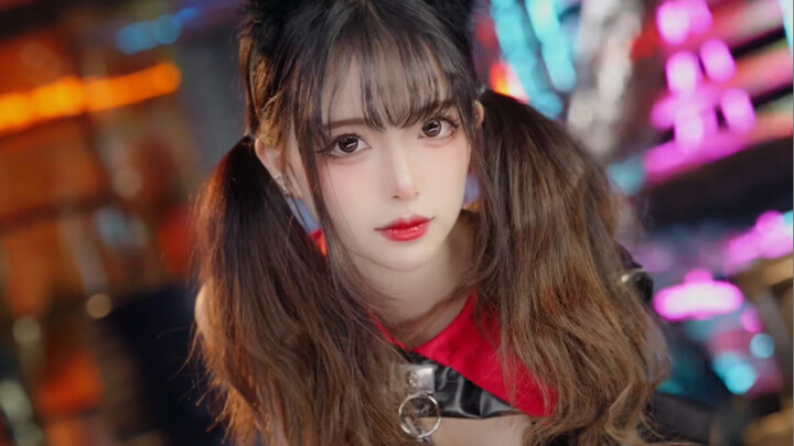 Pengambilan gambar gadis penuh semangat dengan dua ekor kuda, si lolicon petarung