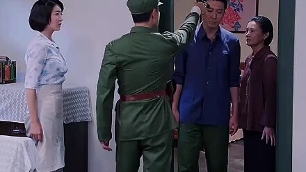 Pria menemukan sesuatu yang aneh di rumah, mengeluarkan pistol dan bergegas ke kamar nenek