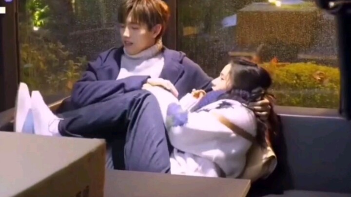 “She’s so cute, with her little feet!” The editor can’t even tell the difference between behind-the-