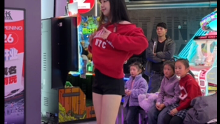 Chubby-legged cutie in shorts: Social butterfly unlocks a new scene!