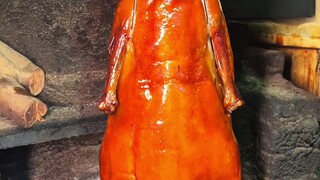 Dongguan's lychee wood roast goose has a crispy skin and is incredibly juicy!