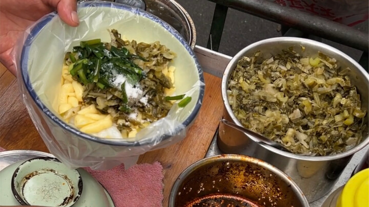 เจอโดยบังเอิญบนท้องถนน! เจียงสุ่ยอวี๋อวี๋! เปรี้ยว เผ็ด หอม มันนุ่มลิ้น! กินคำไหนก็ฟินสุดๆ!!