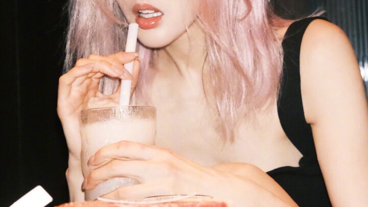 Gila... Aku benar-benar mengerti mengapa dia kehilangan begitu banyak berat badan saat itu!