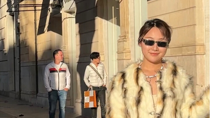 ใส่ขนเฟอร์ปลอมเข้าร้าน LV พนักงานขายเข้าใจผิดคิดว่าเป็นเศรษฐินี
