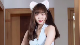 Bộ đồ màu xanh - thân hình gợi cảm