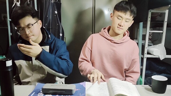 สองคนที่ตั้งหน้าตั้งตาอ่านหนังสือจนดึกเพราะกลัวสอบแก้ไม่ผ่าน ใบหน้าเต็มไปด้วยความกังวล