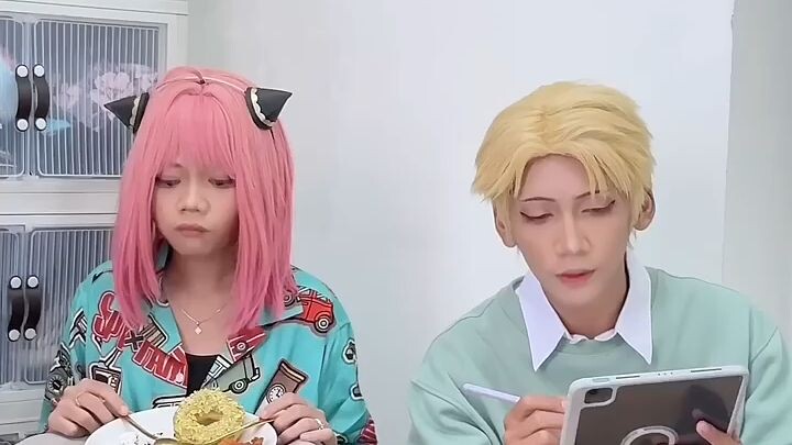 cosplay anime: makan nasi pake donat