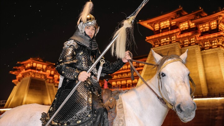 This Is the Hanfu Guys Really Love: Ten Thousand Horses Treading the Green, Silver Scales Piercing t