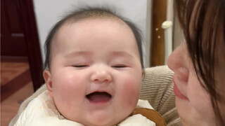 往她头上吹风 她好像一颗蒲公英～