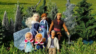 Buying a Christmas tree ! Elsa & Anna toddlers  - shopping - decorations - store