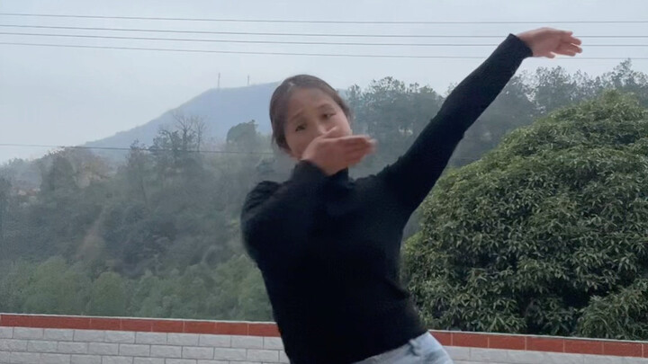 Pertama kalinya menari tarian istana, seperti orang Handan yang mencoba meniru langkah orang lain.