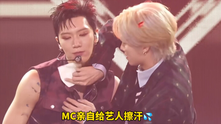 【WJSN V】Lần đầu tiên trong lịch sử, MC trực tiếp lau mồ hôi cho nghệ sĩ quảng bá ca khúc (đãi ngộ ch