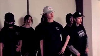 مجموعة صغيرة من رقصات فنغ روه هانغ