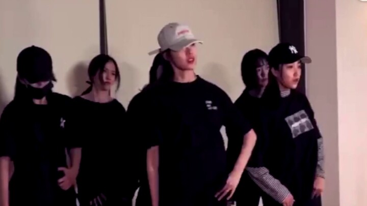 مجموعة صغيرة من رقصات فنغ روه هانغ