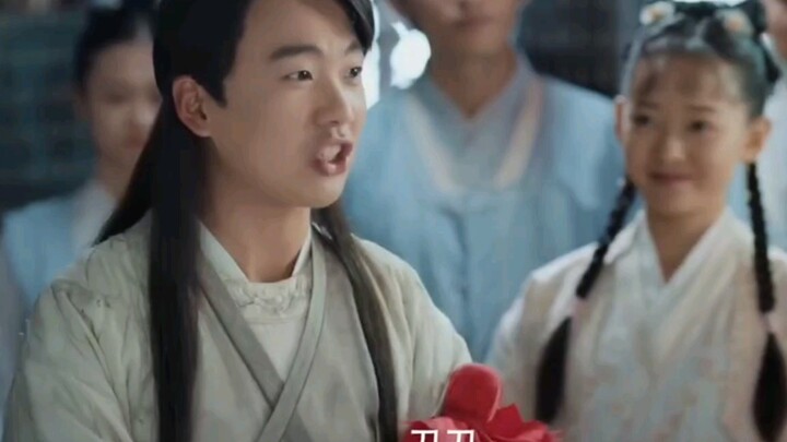 Pemuda itu bertualang ke zaman kuno dan menjadi menantu yang tinggal di rumah istri, lalu dengan kon